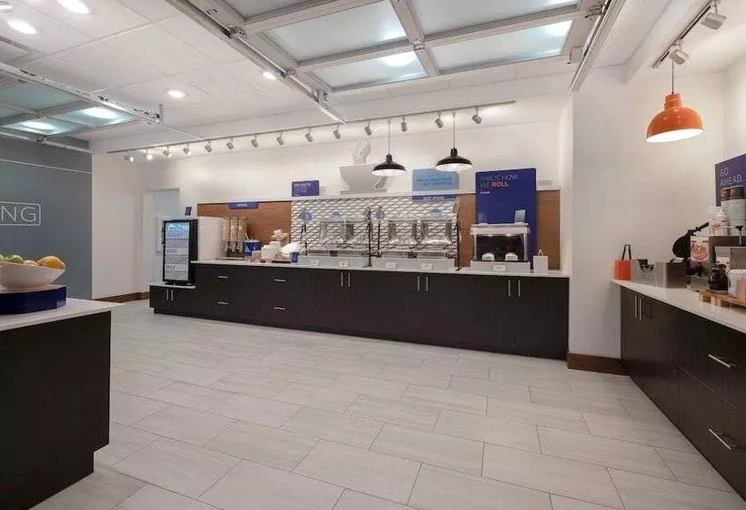 هتل Holiday Inn Express & Suites   Detroit   Dearborn, An Ihg
