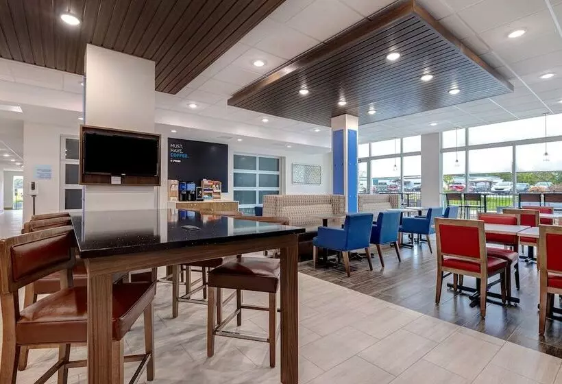 هتل Holiday Inn Express & Suites   Detroit   Dearborn, An Ihg
