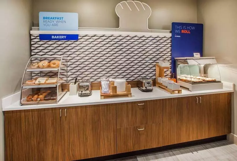 هتل Holiday Inn Express & Suites   Detroit   Dearborn, An Ihg