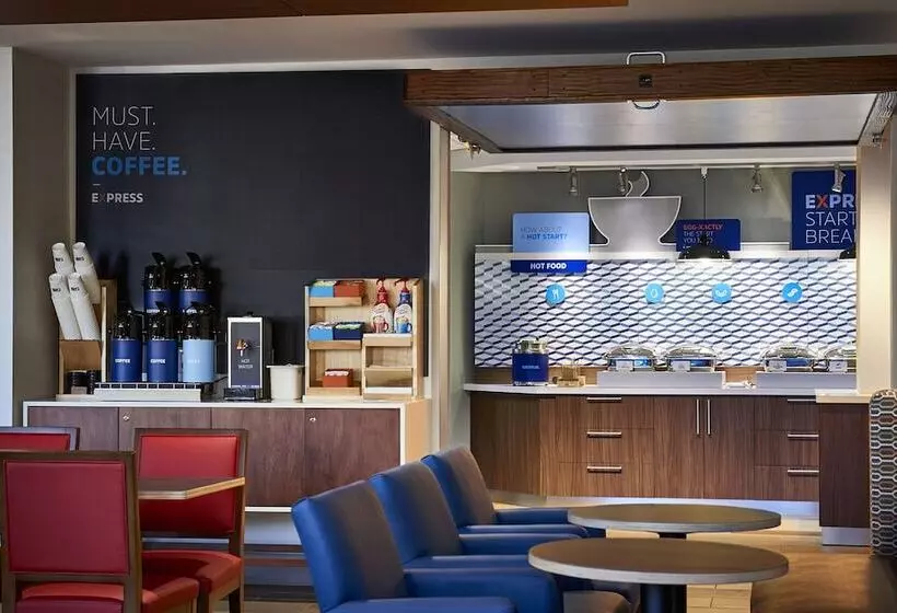هتل Holiday Inn Express & Suites   Detroit   Dearborn, An Ihg