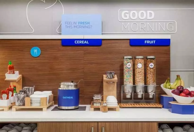 هتل Holiday Inn Express & Suites   Detroit   Dearborn, An Ihg