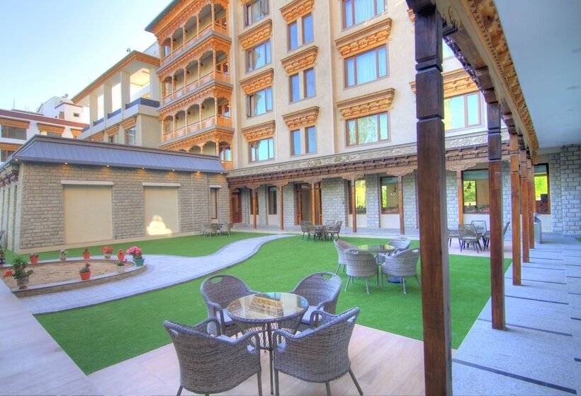 هتل Leh Crown Inn