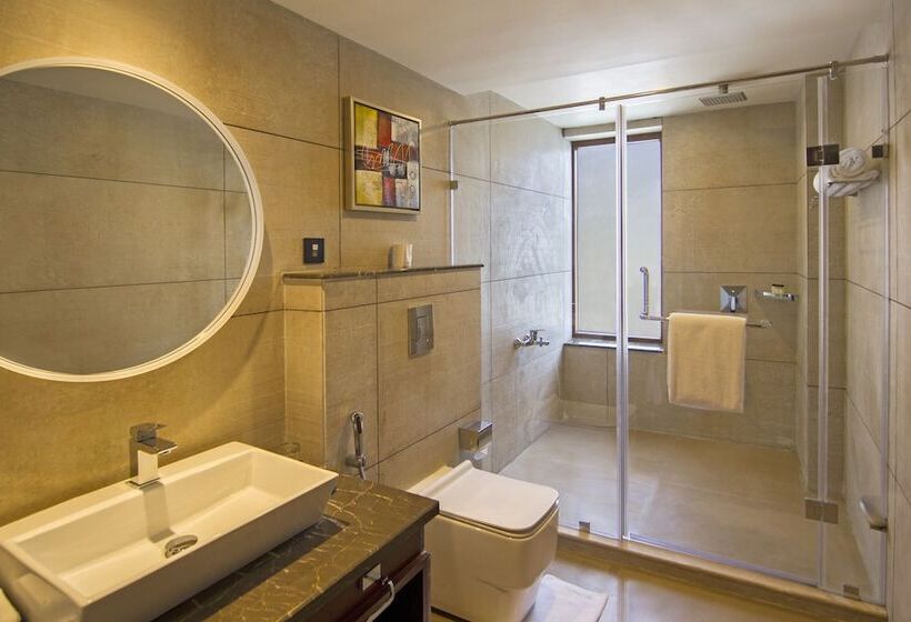 هتل Leh Crown Inn