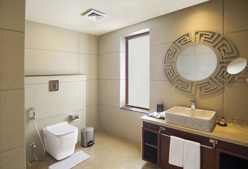 هتل Leh Crown Inn