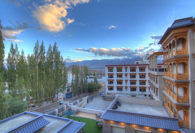 هتل Leh Crown Inn