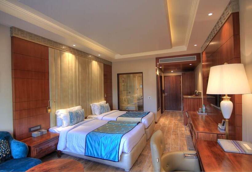 هتل Leh Crown Inn