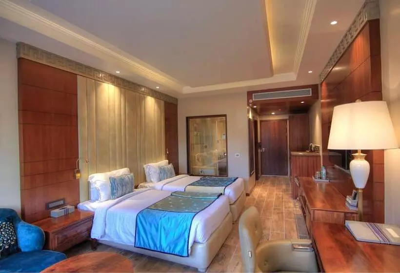 هتل Leh Crown Inn