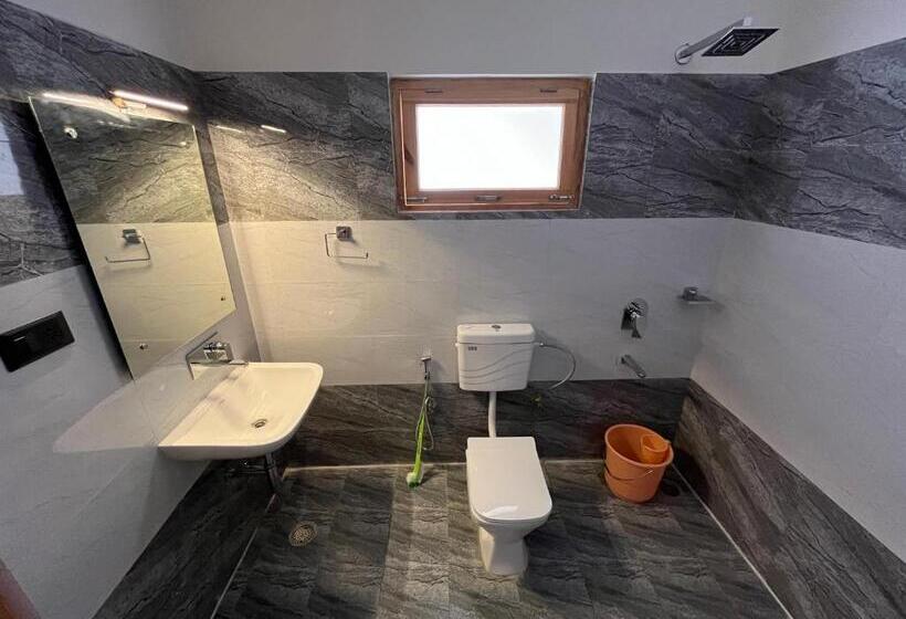 هتل Leh Crown Inn