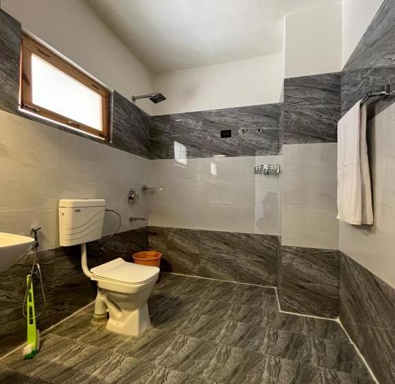 هتل Leh Crown Inn