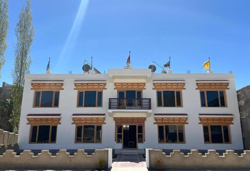 هتل Leh Crown Inn