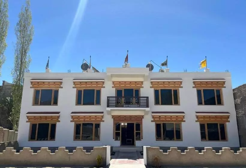 هتل Leh Crown Inn