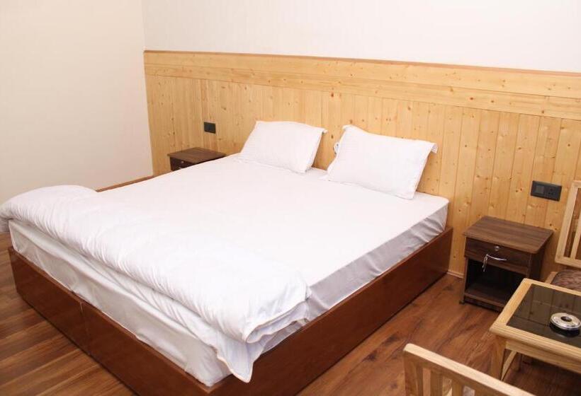 هتل Leh Crown Inn