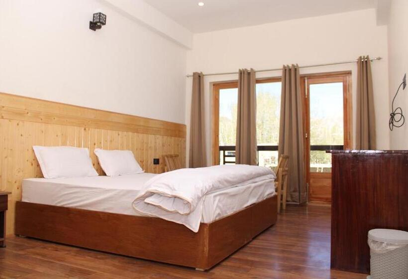 هتل Leh Crown Inn
