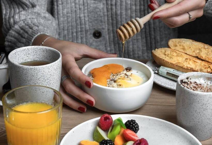 هتل Tribe Paris La Defense Esplanade