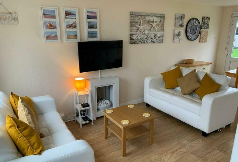 The Beach House! Walk To Beach In Under 5 Minutes!