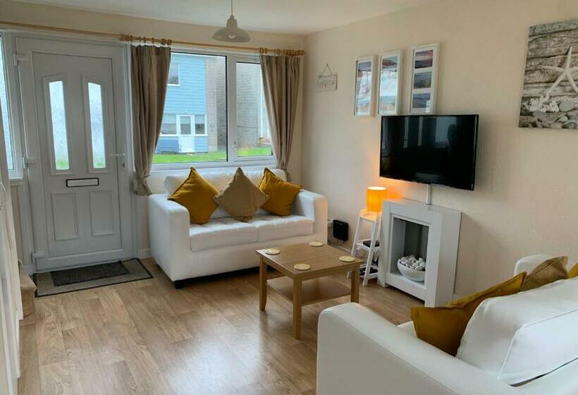 The Beach House! Walk To Beach In Under 5 Minutes!