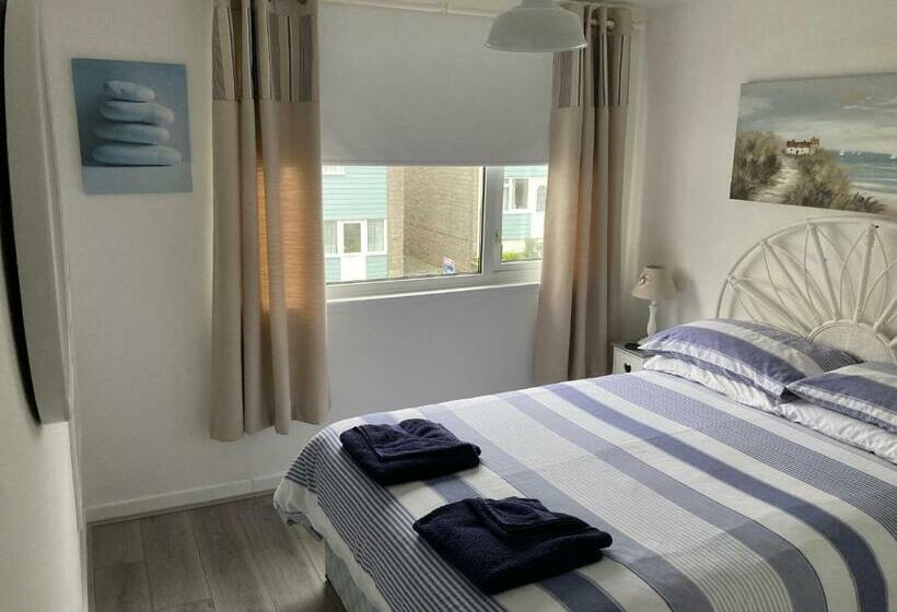 The Beach House! Walk To Beach In Under 5 Minutes!