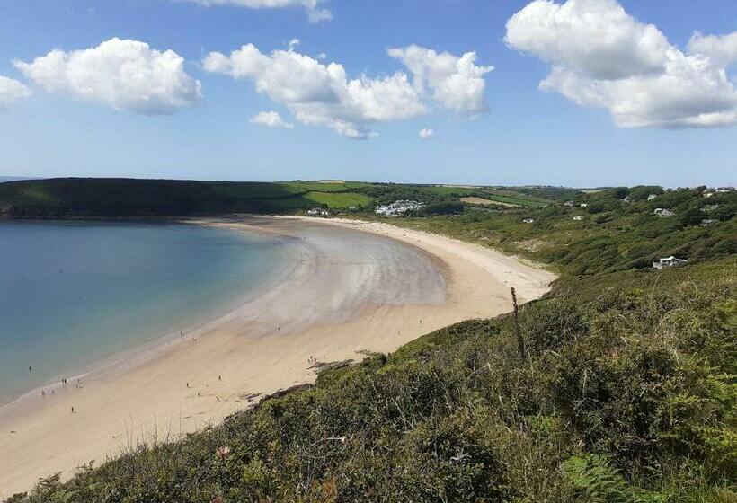 The Beach House! Walk To Beach In Under 5 Minutes!