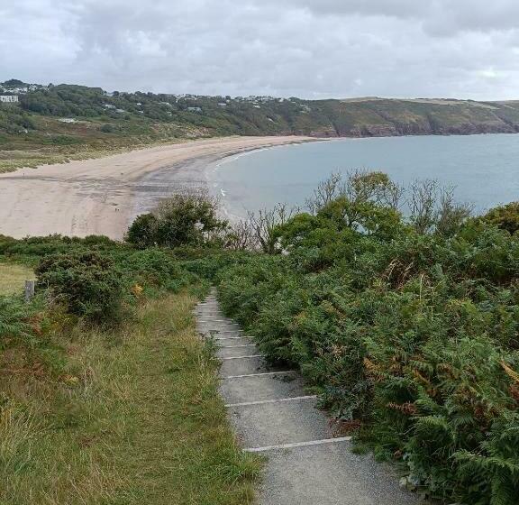 The Beach House! Walk To Beach In Under 5 Minutes!