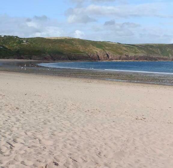 The Beach House! Walk To Beach In Under 5 Minutes!