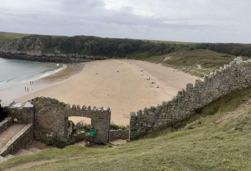 The Beach House! Walk To Beach In Under 5 Minutes!