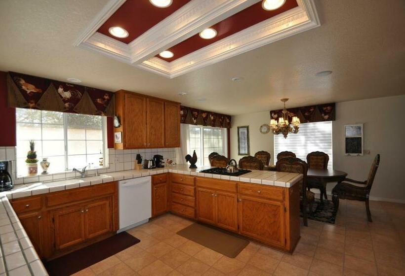 Yosemite Villa   Only 0,3 Miles From Lake Lodge Beach And Playground