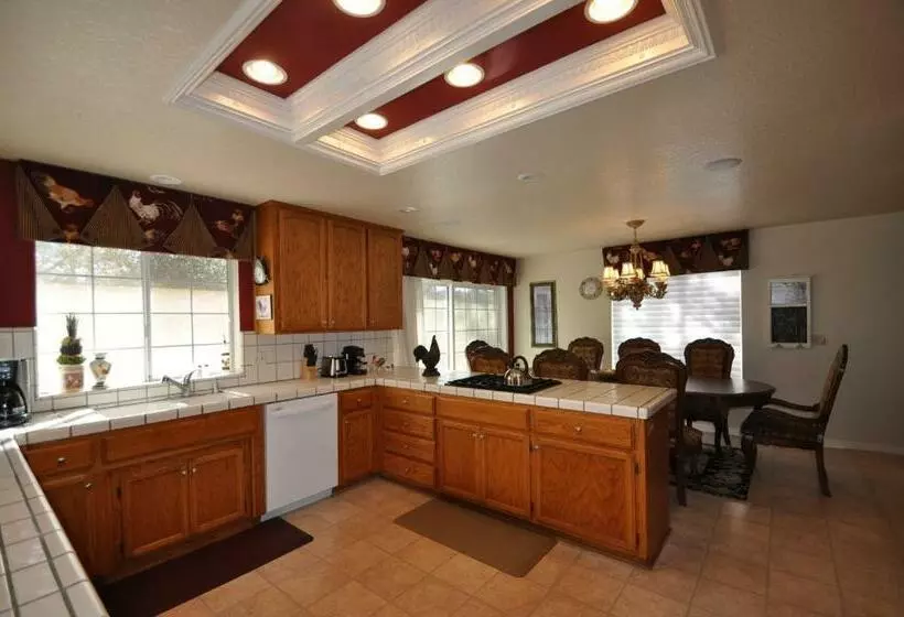 Yosemite Villa   Only 0,3 Miles From Lake Lodge Beach And Playground