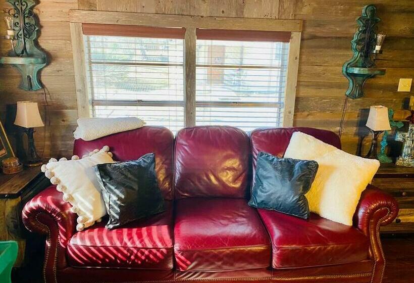 8th St. Cowboy Haus I Biker Friendly I River