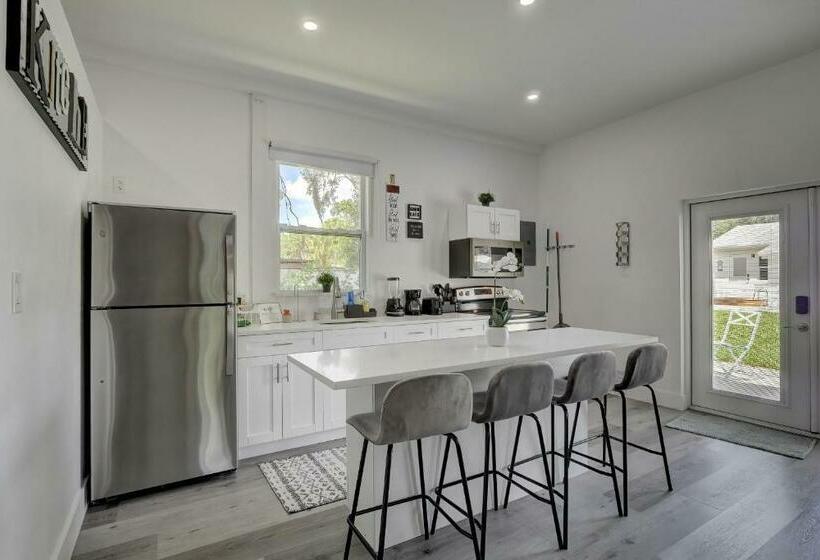 Guest House In A Downtown Bonita Springs Compound