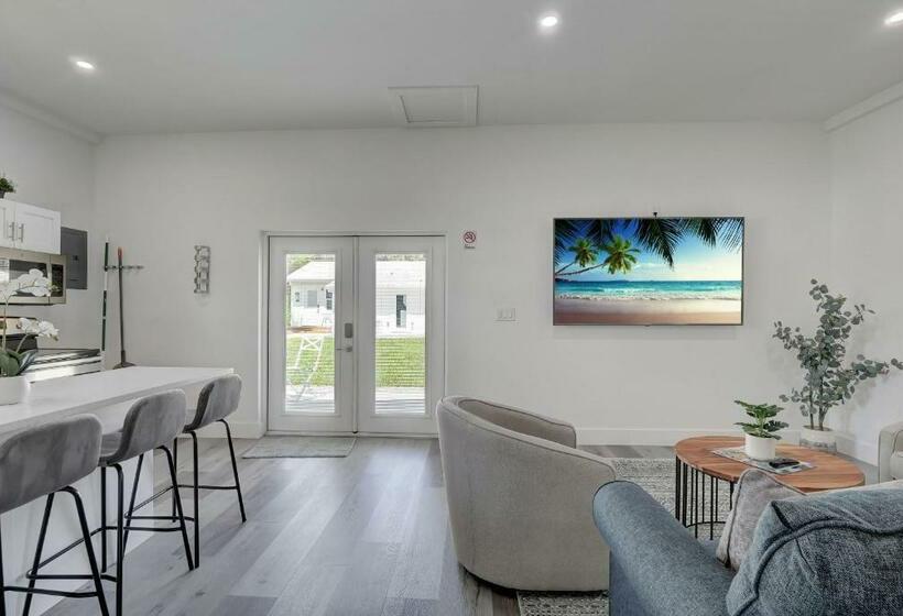 Guest House In A Downtown Bonita Springs Compound