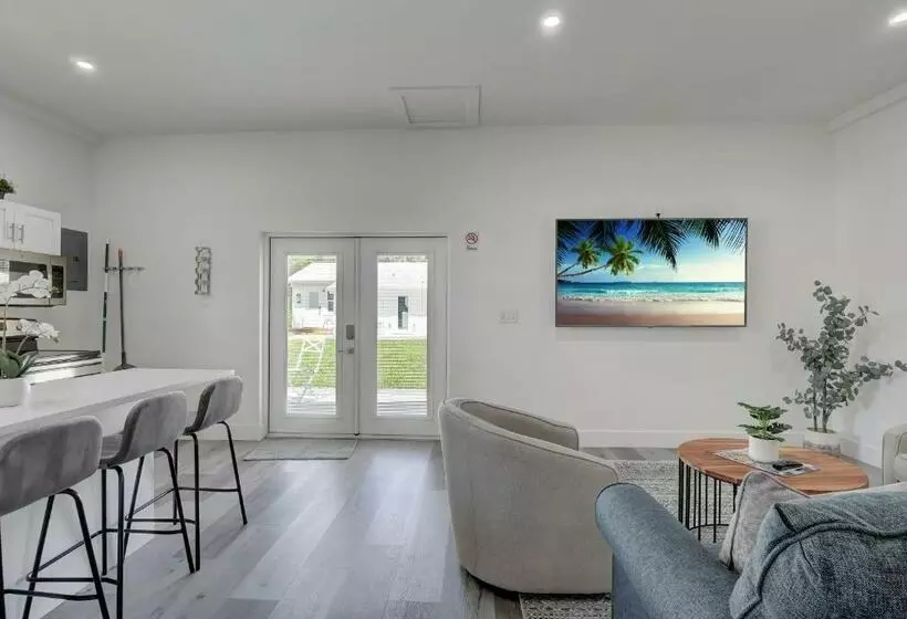 Guest House In A Downtown Bonita Springs Compound