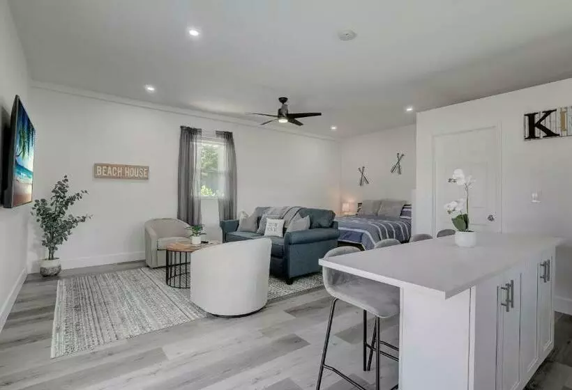 Guest House In A Downtown Bonita Springs Compound