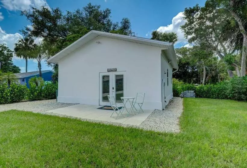 Guest House In A Downtown Bonita Springs Compound