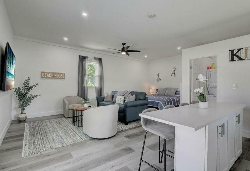 Guest House In A Downtown Bonita Springs Compound