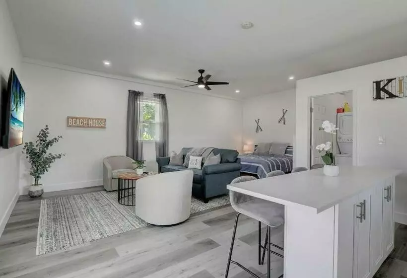 Guest House In A Downtown Bonita Springs Compound