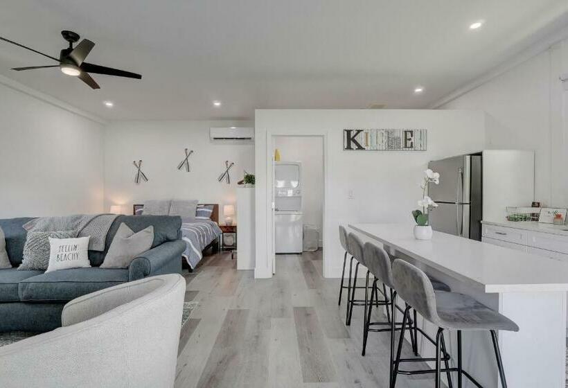 Guest House In A Downtown Bonita Springs Compound