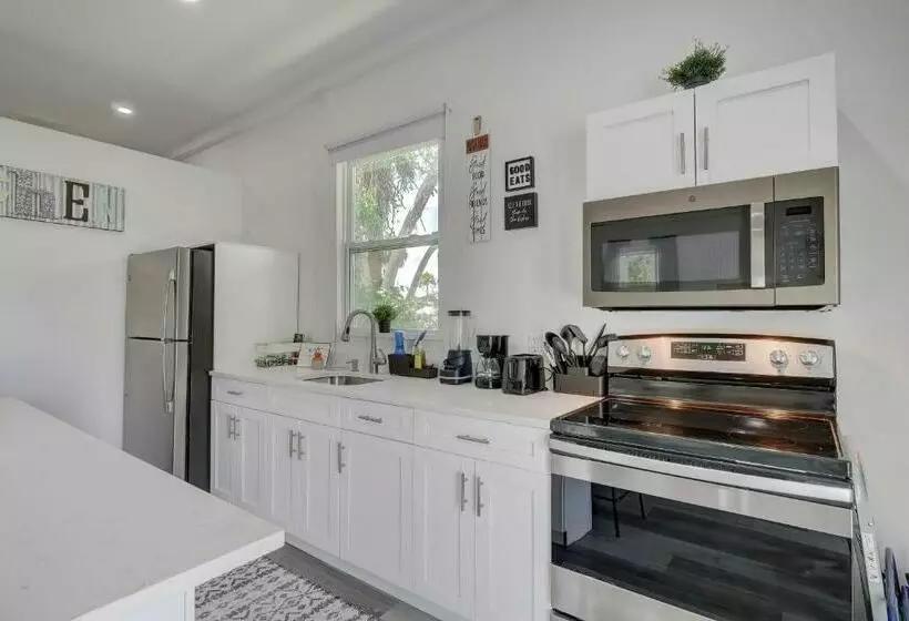 Guest House In A Downtown Bonita Springs Compound