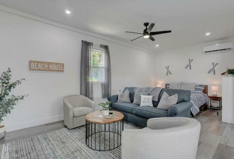 Guest House In A Downtown Bonita Springs Compound