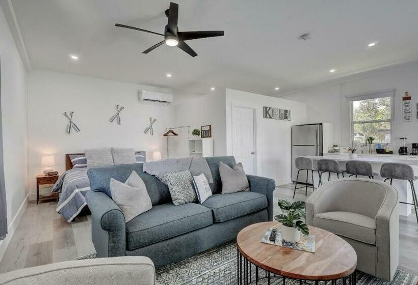 Guest House In A Downtown Bonita Springs Compound