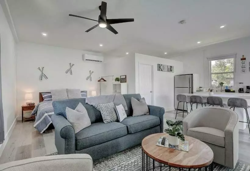 Guest House In A Downtown Bonita Springs Compound