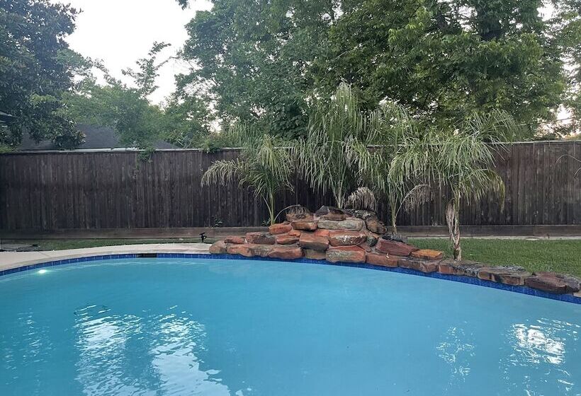 Magnito Mini Mansion At I A H Airport