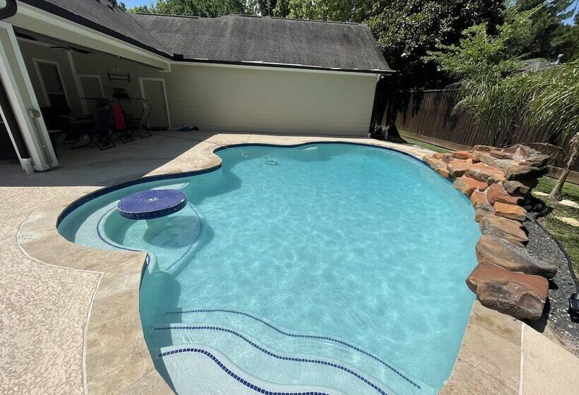 Magnito Mini Mansion At I A H Airport