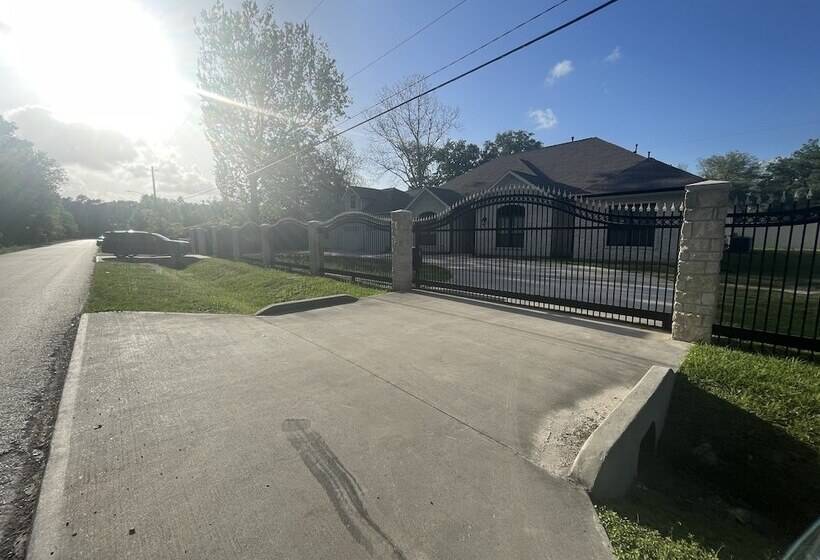Magnito Mini Mansion At I A H Airport
