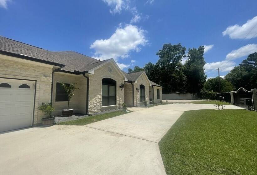 Magnito Mini Mansion At I A H Airport