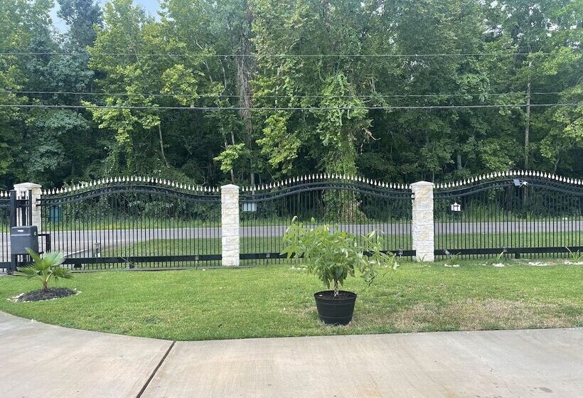 Magnito Mini Mansion At I A H Airport