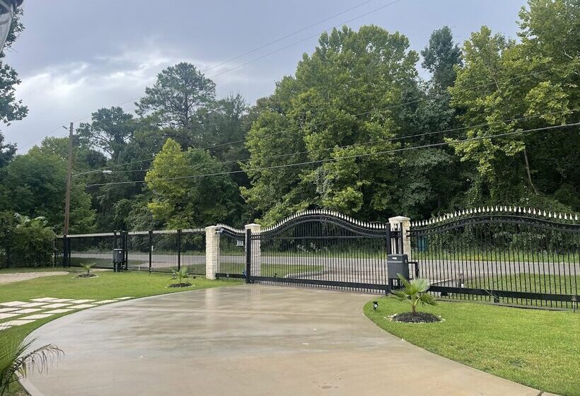 Magnito Mini Mansion At I A H Airport