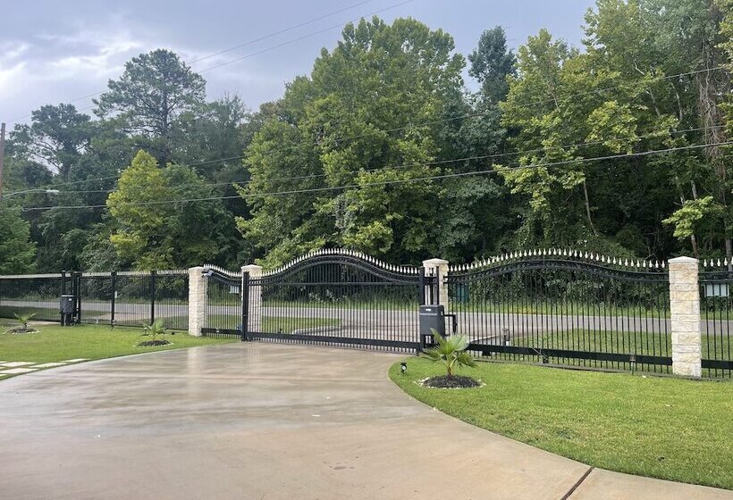 Magnito Mini Mansion At I A H Airport