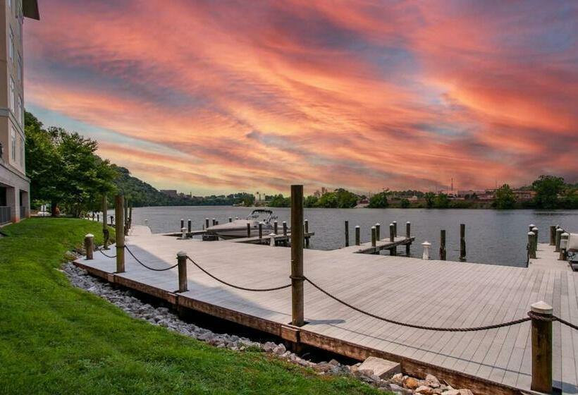 Riverside Condo Downtown River Views Access