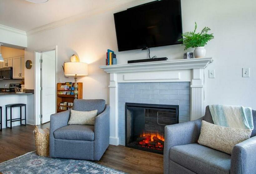 Riverside Condo Downtown River Views Access