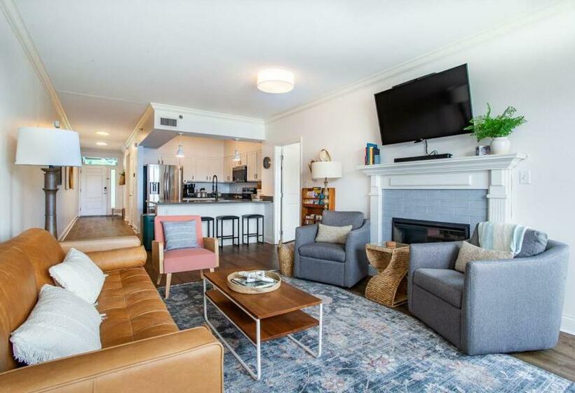 Riverside Condo Downtown River Views Access